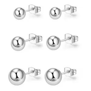 Lot de boucles d'oreilles boules en acier titane en trois tailles, finition argentée.