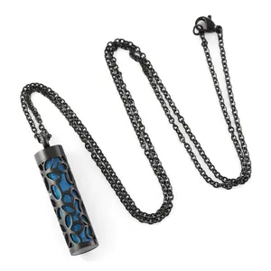 Detalle del collar con colgante de botella de perfume de acero negro y núcleo azul