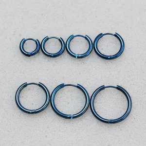 Set de pendientes de aro de acero de titanio azul en siete tamaños