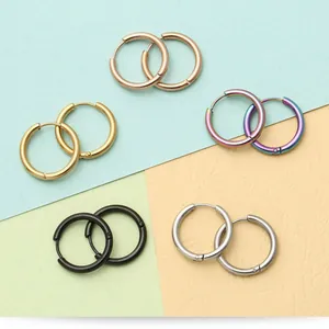 Pendientes de aro de acero inoxidable en oro, plata, negro y colores arcoíris.