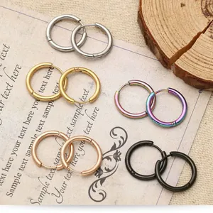 Set de pendientes de aro minimalistas de acero inoxidable en cinco colores metálicos