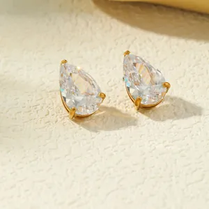 Detailopname van elegante peervormige zirkonia oorknopjes met een gouden afwerking