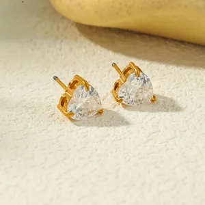 Close-up van 304 roestvrijstalen hartjes oorbellen met sprankelende zirkonia steentjes.