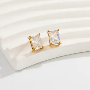 Close-up van elegante goudkleurige rechthoekige zirkonia oorknopjes met vier pootjes