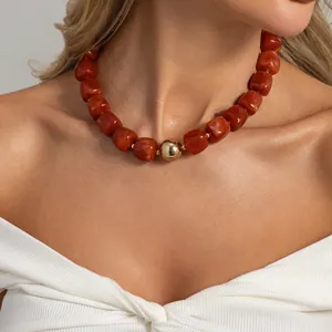 Collana bohémien con perle in resina marmorizzata marrone-rosso e sfera dorata