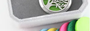 Détail d'un pendentif diffuseur arbre de vie en acier avec tampons en feutre.