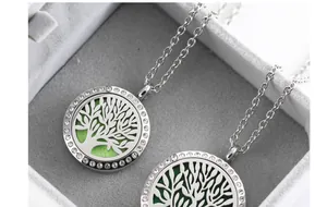 Primer plano del collar de aromaterapia árbol de la vida de acero inoxidable con piedras brillantes