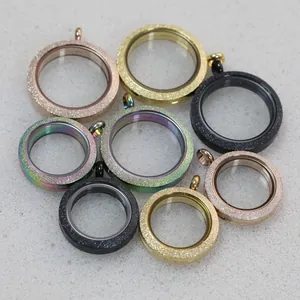 Détail macro montrant des pendentifs médaillons en verre et acier pailleté.