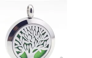 Gros plan détaillé d'un pendentif d'aromathérapie en acier avec motif arbre de vie