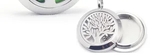 Vue détaillée d'un médaillon diffuseur d'huiles essentielles en acier arbre de vie