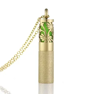 Collana con pendente a boccetta di profumo in acciaio inox dorato con inserto verde
