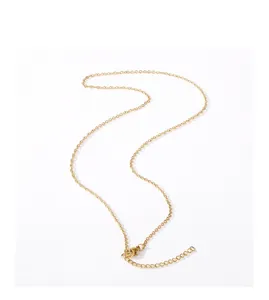 Gedetailleerde weergave van een minimalistische 18K vergulde titanium stalen O-ketting