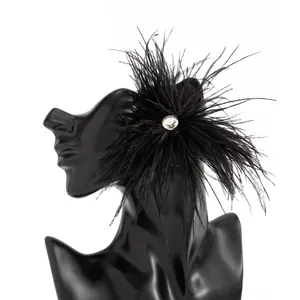Vue détaillée de boucles d'oreilles plumes noires élégantes avec strass étincelant