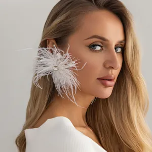 Gros plan d'une boucle d'oreille en plumes blanches avec strass sur un mannequin blond