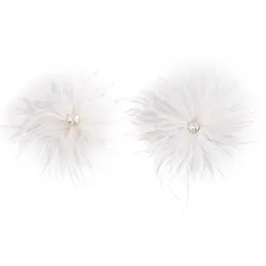 Vue détaillée d'élégantes boucles d'oreilles en plumes blanches avec strass étincelant