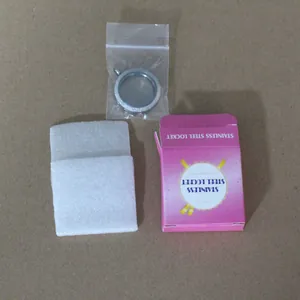 Médaillon rond en acier inoxydable avec boîte rose et sa pochette de protection