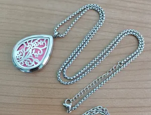 Detalle del collar difusor de aromaterapia en forma de lágrima con un fieltro rosa