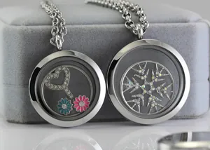 Dettaglio di medaglioni circolari in vetro con motivi a cuore e fiocco di neve argento