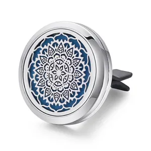 Detailansicht des Auto-Aroma-Diffusors aus Edelstahl mit hohlem Blumenmuster.