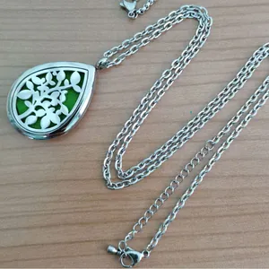Collar difusor de aromaterapia de acero inoxidable con diseño floral hueco