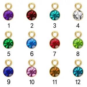 Detalle de 12 dijes coloridos de 6mm con piedras de nacimiento y monturas de acero dorado