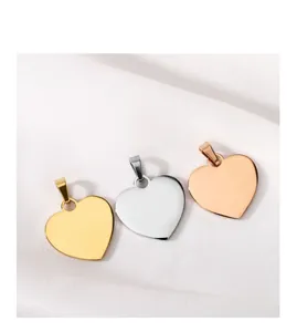 Detailweergave van gepolijste roestvrijstalen hartjes hangers in goud, zilver en roségoud