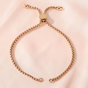 Detailweergave van verstelbare box-kettingarmband in roségoud voor DIY sieraden.