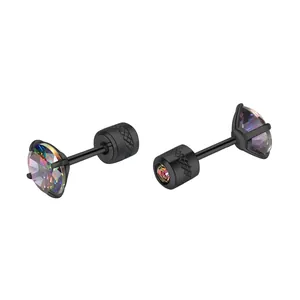 Boucles d'oreilles en acier titane noir avec zircons arc-en-ciel irisés éclatants.
