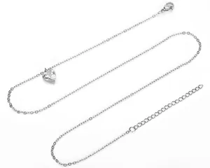 Vista dettagliata della collana in acciaio inossidabile argento con zircone AAA a cuore.
