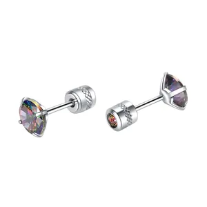 Paire de boucles d'oreilles en acier titane avec zircon arc-en-ciel et fermoir vissé.