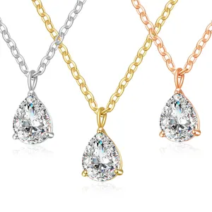 Dettaglio di collane con zirconi a goccia in splendide finiture argento, oro e rosa