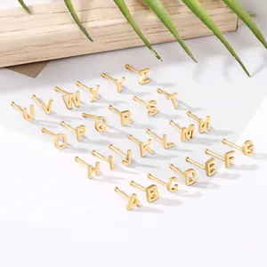 Set van 26 gouden roestvrijstalen neuspiercings met letters van het alfabet voor decoratie