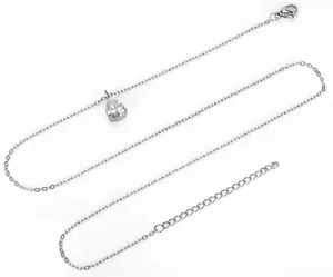 Primo piano del ciondolo in zircone AAA a goccia su collana minimalista in acciaio inossidabile
