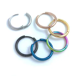 Juego de 6 pendientes de aro de acero inoxidable multicolores en oro, plata, negro y azul