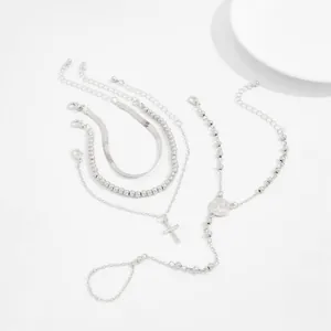 Juego de pulseras plateadas con cadena de serpiente y pulsera de mano con cruz.