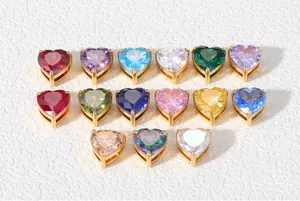 Vista detallada de colgantes de circonita en forma de corazón para crear joyas artesanales