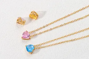 Primer plano de colgantes de circonita en forma de corazón para collares de bricolaje