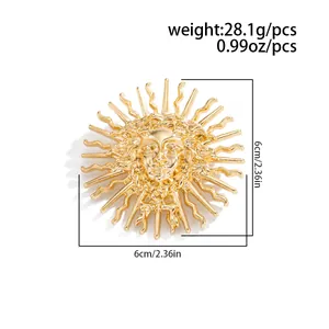 Vue détaillée d'une broche en relief dieu du soleil dorée de 6 cm
