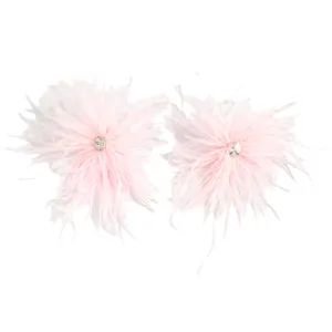 Détail des boucles d'oreilles clous en plumes roses avec strass étincelant