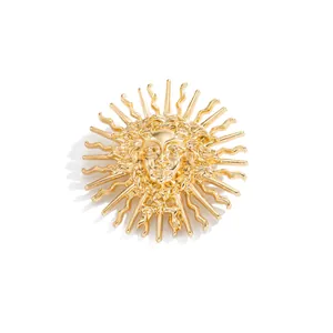 Gros plan détaillé d'une broche en relief de déesse du soleil dorée à rayons.