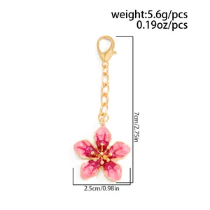 Vue détaillée montrant les dimensions et le poids de ce pendentif fleur en émail rose