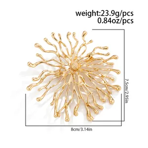 Vue détaillée d'une grande broche corail dorée montrant les dimensions de 8cm par 7,5cm
