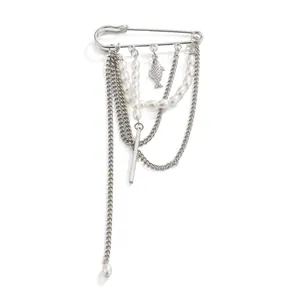 Elegante zilverkleurige kwastbroche met imitatieparels en een delicaat visbedeltje detail.