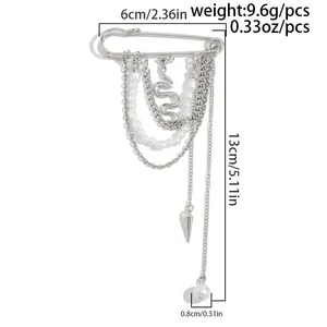 Detailweergave van zilveren kwastjesspeld met afmetingen van 13cm lengte en 6cm breedte