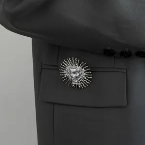 Broche artistique en relief déesse du soleil argentée avec rayons vintage pour costumes
