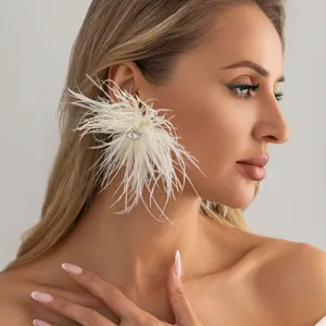 Boucles d'oreilles en plumes blanches avec centre en strass pour bijoux élégants