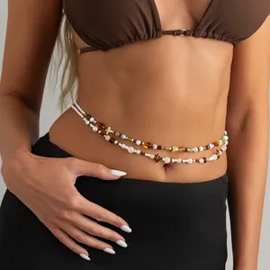 Detailansicht einer böhmischen zweilagigen elastischen Taillenkette mit Perlen und Steinen