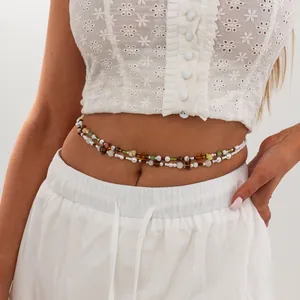 Detail einer böhmischen zweilagigen Taillenkette mit bunten Perlen und Steinen