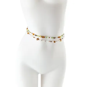 Detail der böhmischen zweilagigen elastischen Taillenkette mit bunten Perlen und Steinen