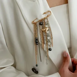 European Fashion Heart Bear Tassel Safety Pin Brooch For Women Designer Electroplated Iron Rhinestone Artificial Pearl Pendant Clothes Brooch Jewelry Accessory